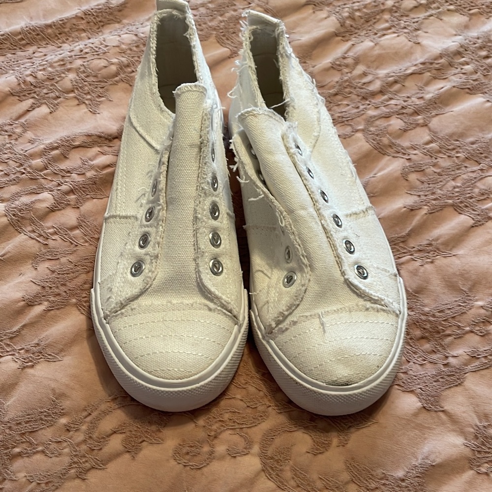 Yo Ki Brand White Slip in Shoes size 7